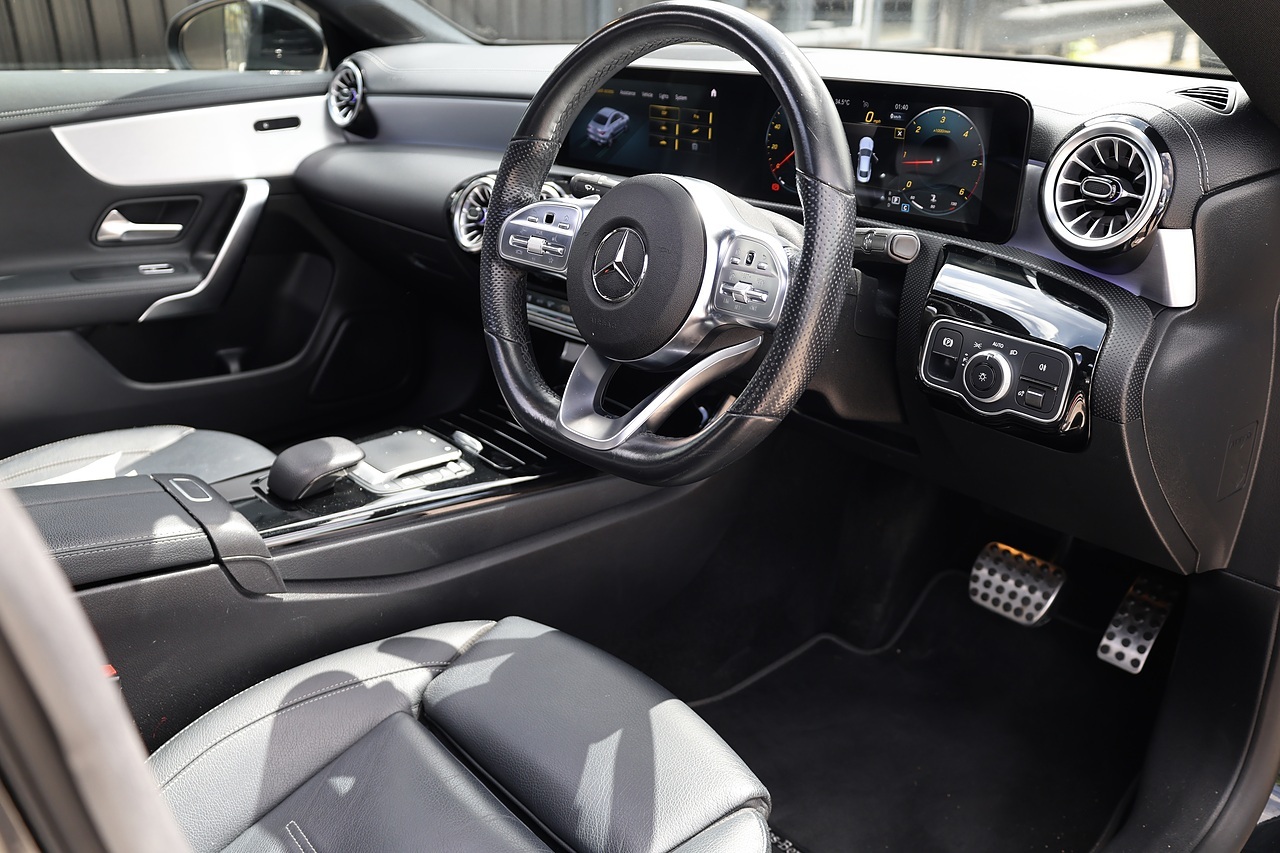 Mercedes-Benz CLA 220d AMG Line Premium Plus 1 Former Keeper + Full Service History - Large 23