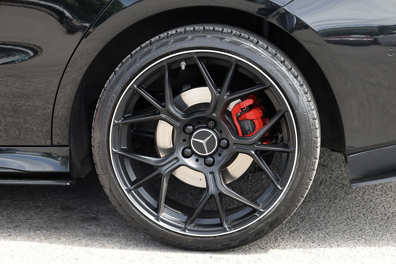 Mercedes-Benz CLA 220d AMG Line Premium Plus 1 Former Keeper + Full Service History - Large 32