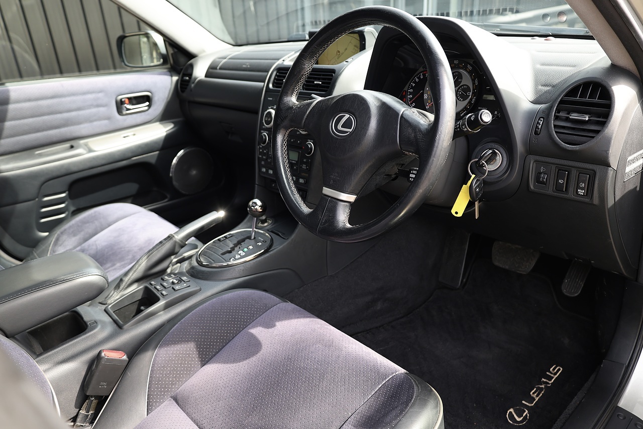 Lexus IS 200 SE Navigator UK Supplied + 1 Former Keeper + Lexus Service June 26 - Large 27