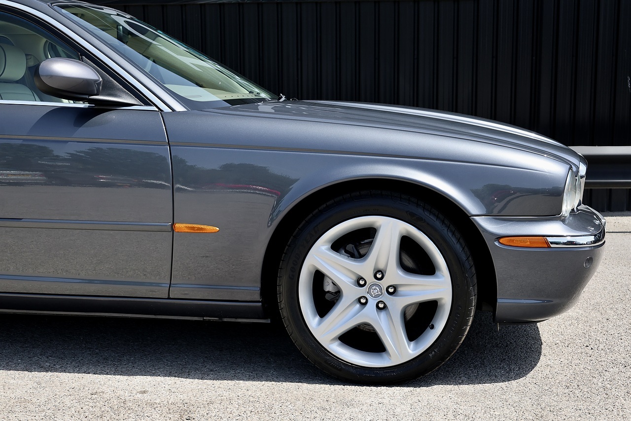 Jaguar XJ8 4.2 V8 Sovereign UK Supplied + Comprehensive History + Exceptional Condition - Large 11
