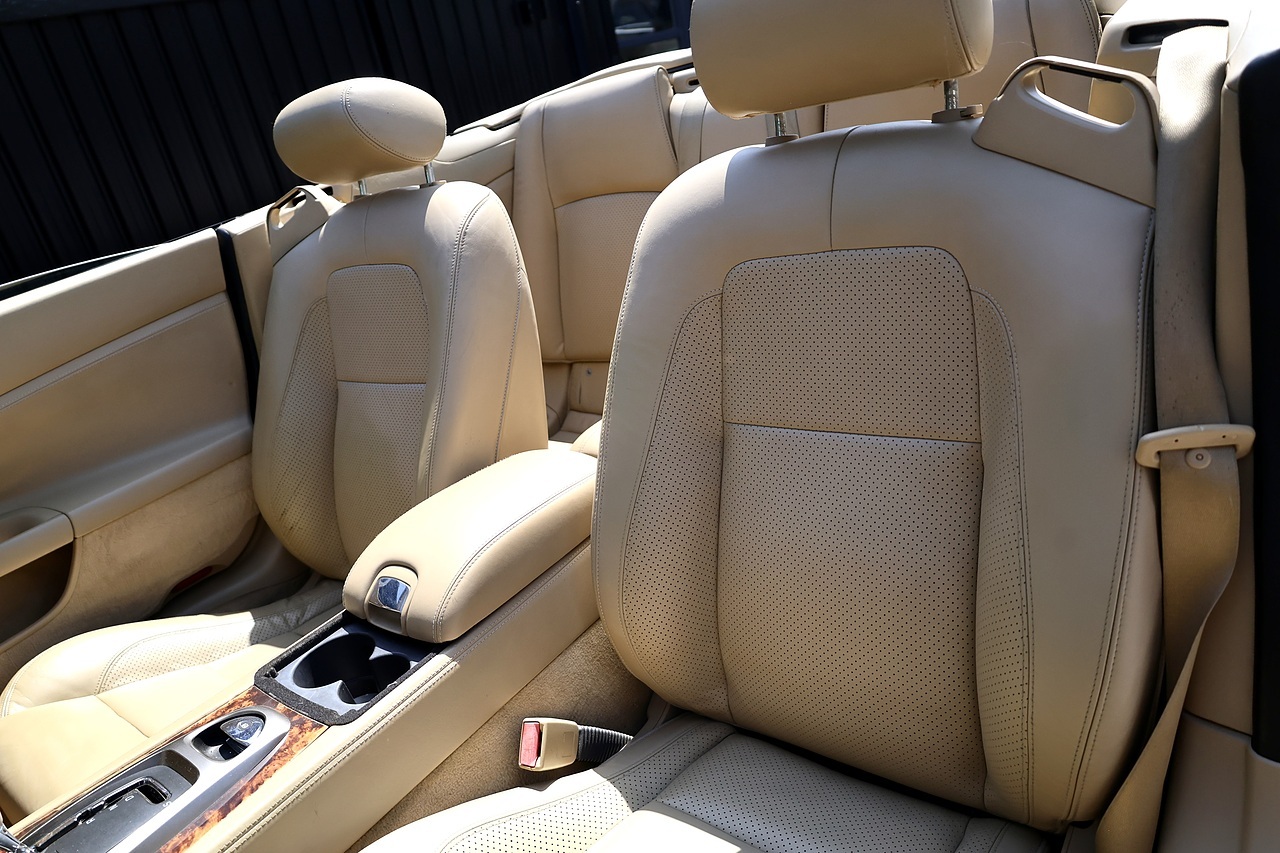 Jaguar XKR Convertible 4 Former Keepers + 17 Services + Desirable Specification - Large 9