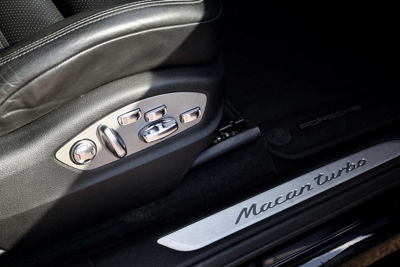 Porsche Macan Turbo 2 Former Keepers + £10k Options + Air Suspension + Pano Roof - Large 33