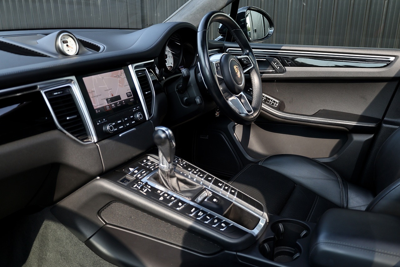 Porsche Macan Turbo 2 Former Keepers + £10k Options + Air Suspension + Pano Roof - Large 9