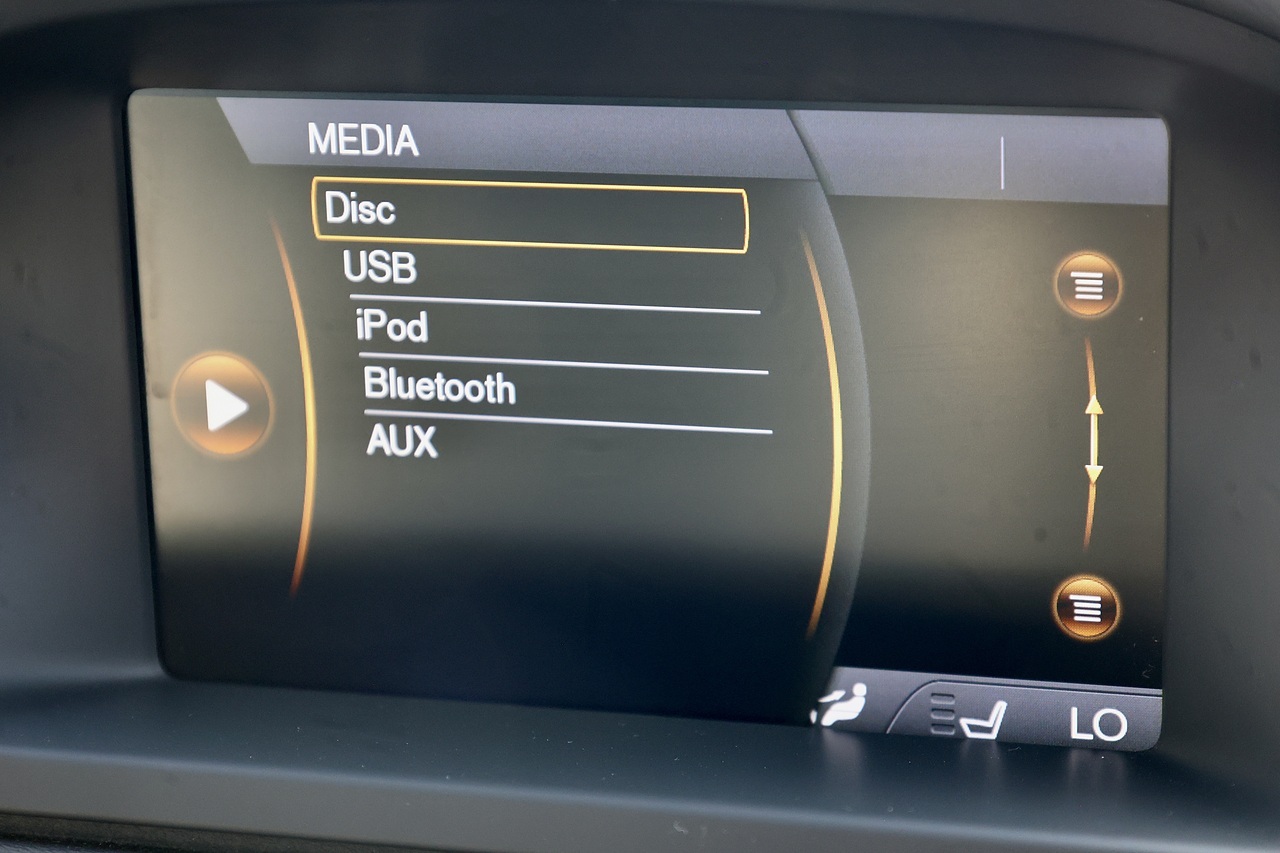 Volvo V70 D2 R-Design Automatic + Full Volvo Main Dealer History + ACC + BLIS - Large 12