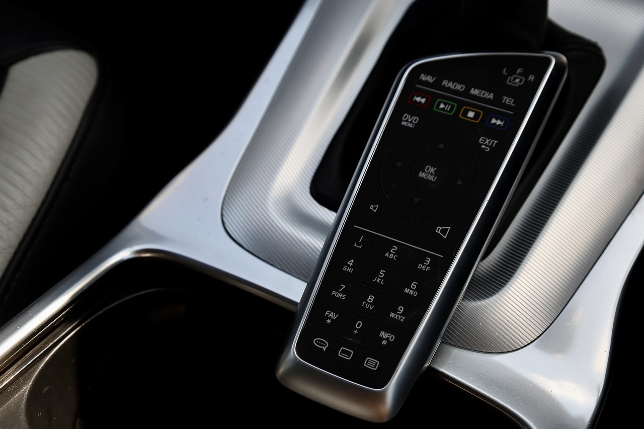 Volvo V70 D2 R-Design Automatic + Full Volvo Main Dealer History + ACC + BLIS - Large 13