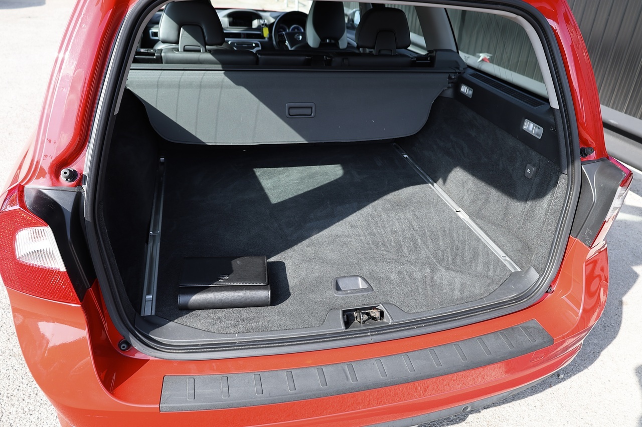 Volvo V70 D2 R-Design Automatic + Full Volvo Main Dealer History + ACC + BLIS - Large 16