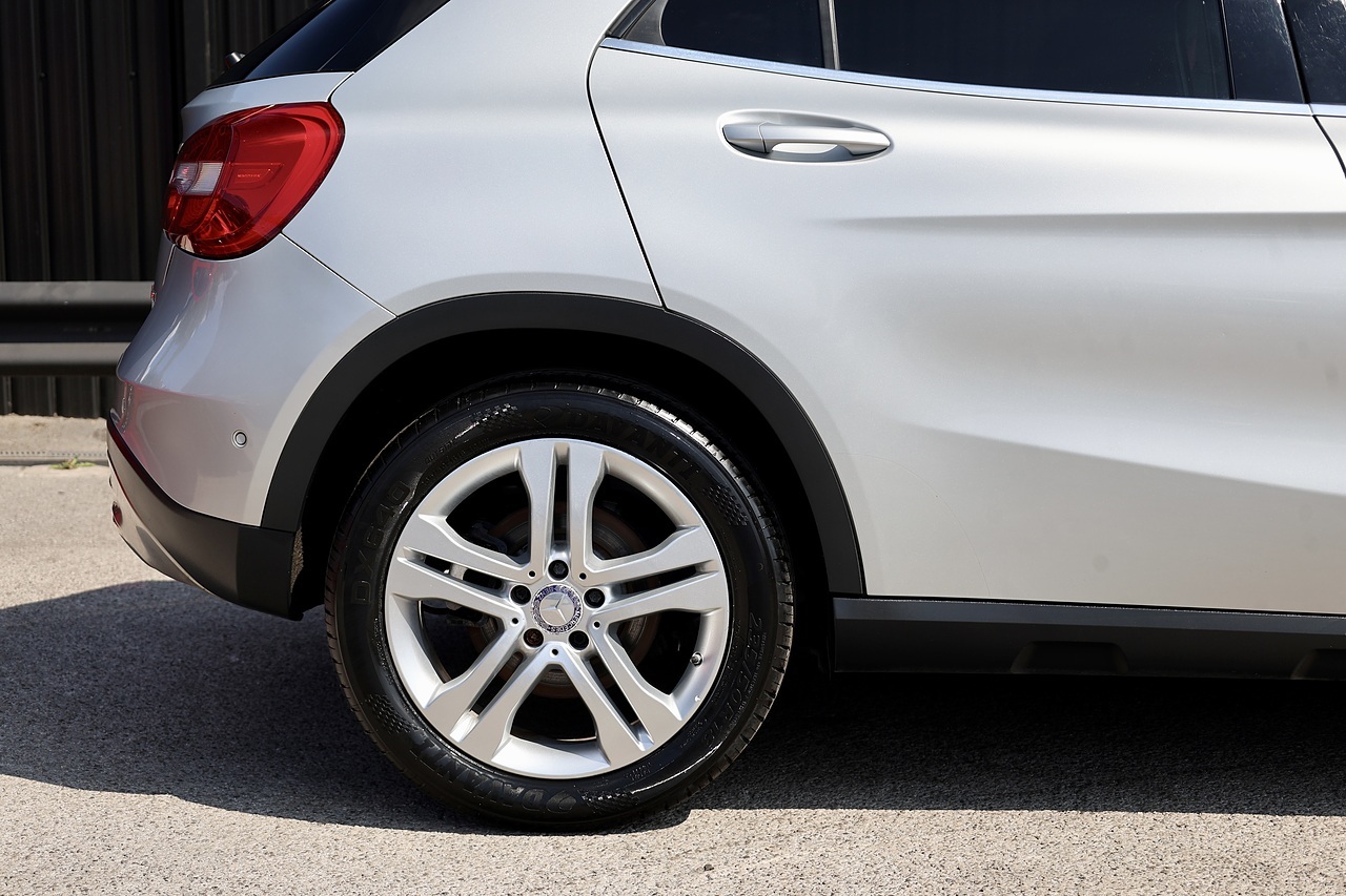 Mercedes-Benz GLA 220 CDI 4Matic SE 2 Former Keepers + Full Service History + Sat Nav + Reverse Cam - Large 19