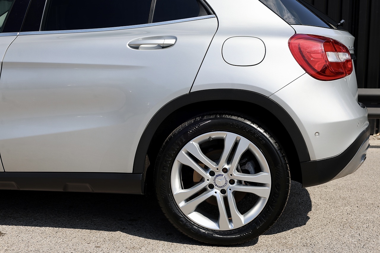 Mercedes-Benz GLA 220 CDI 4Matic SE 2 Former Keepers + Full Service History + Sat Nav + Reverse Cam - Large 27