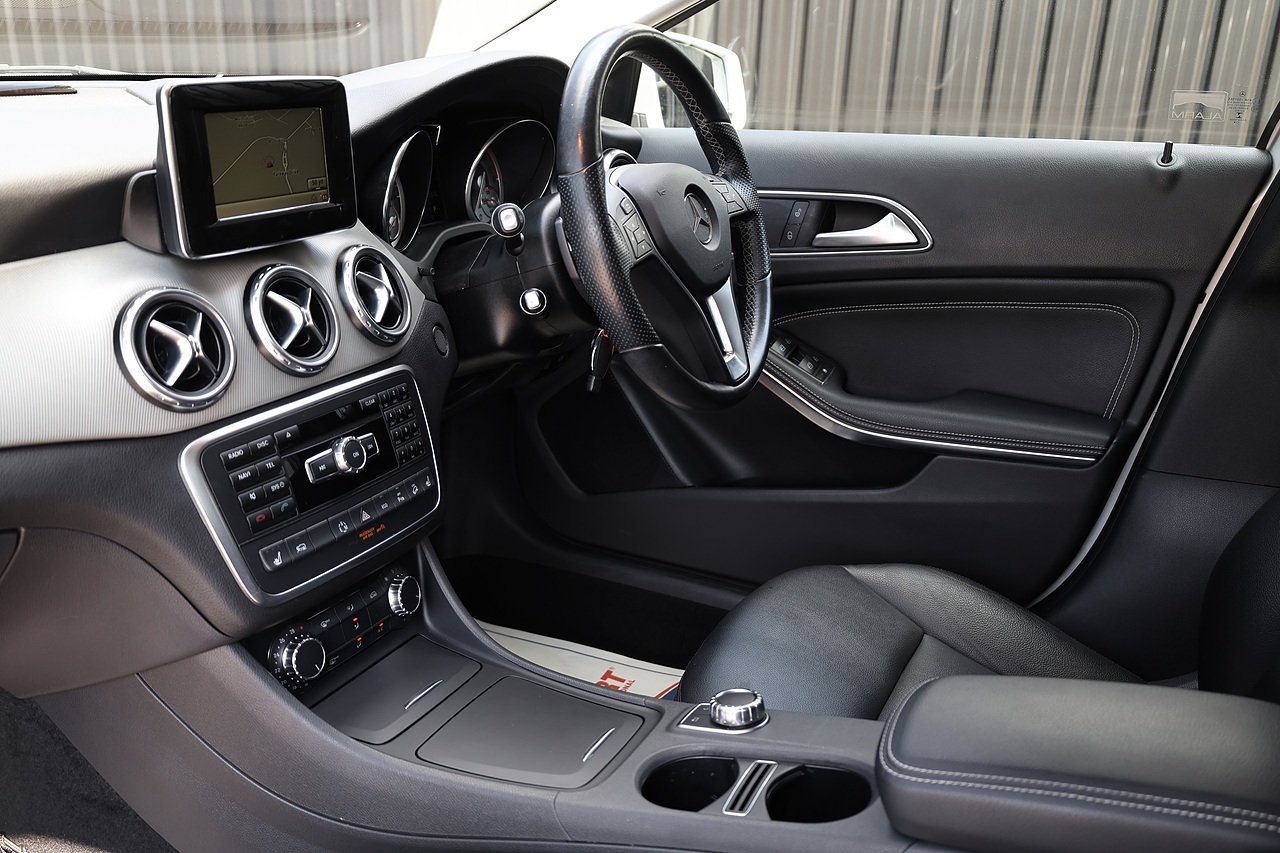 Mercedes-Benz GLA 220 CDI 4Matic SE 2 Former Keepers + Full Service History + Sat Nav + Reverse Cam - Large 6