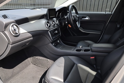 2 Former Keepers + Full Service History + Sat Nav + Reverse Cam