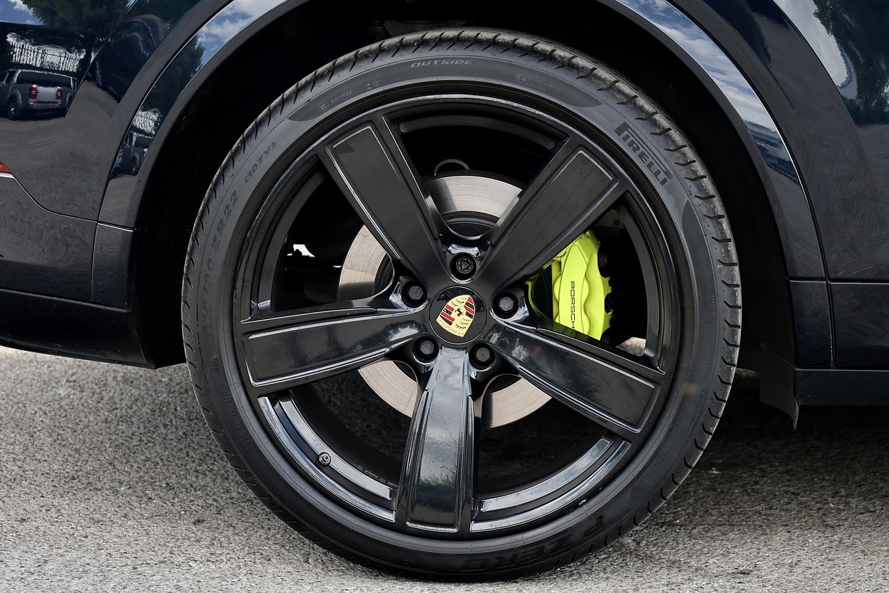 Porsche Cayenne Coupe E-Hybrid 2 Former Keepers + Full Porsche Main Dealer History + £91,000 List Price - Large 33