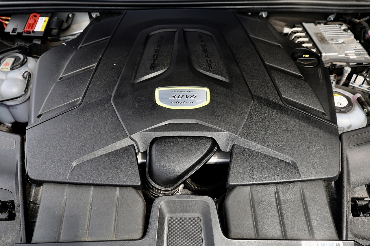 Porsche Cayenne Coupe E-Hybrid 2 Former Keepers + Full Porsche Main Dealer History + £91,000 List Price - Large 24
