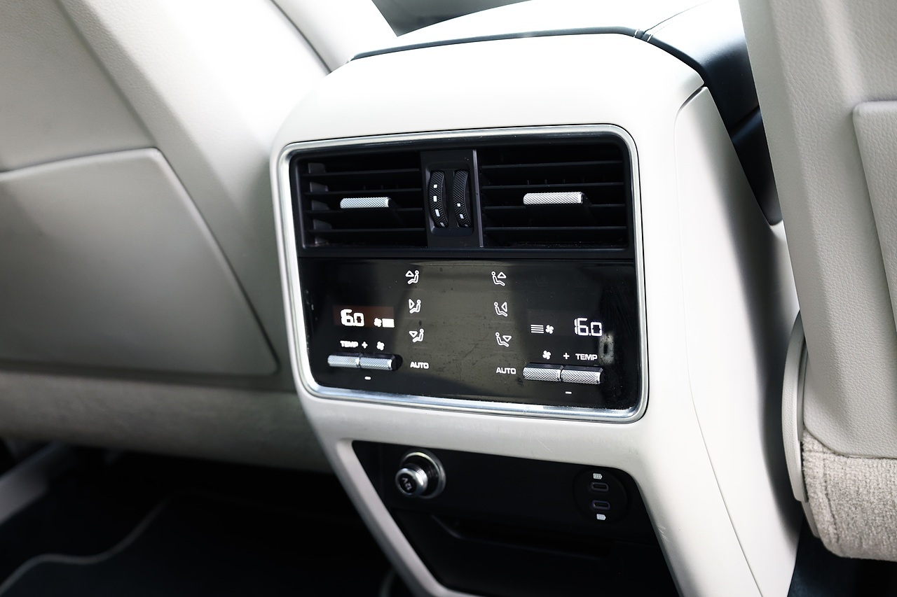 Porsche Cayenne Coupe E-Hybrid 2 Former Keepers + Full Porsche Main Dealer History + £91,000 List Price - Large 27