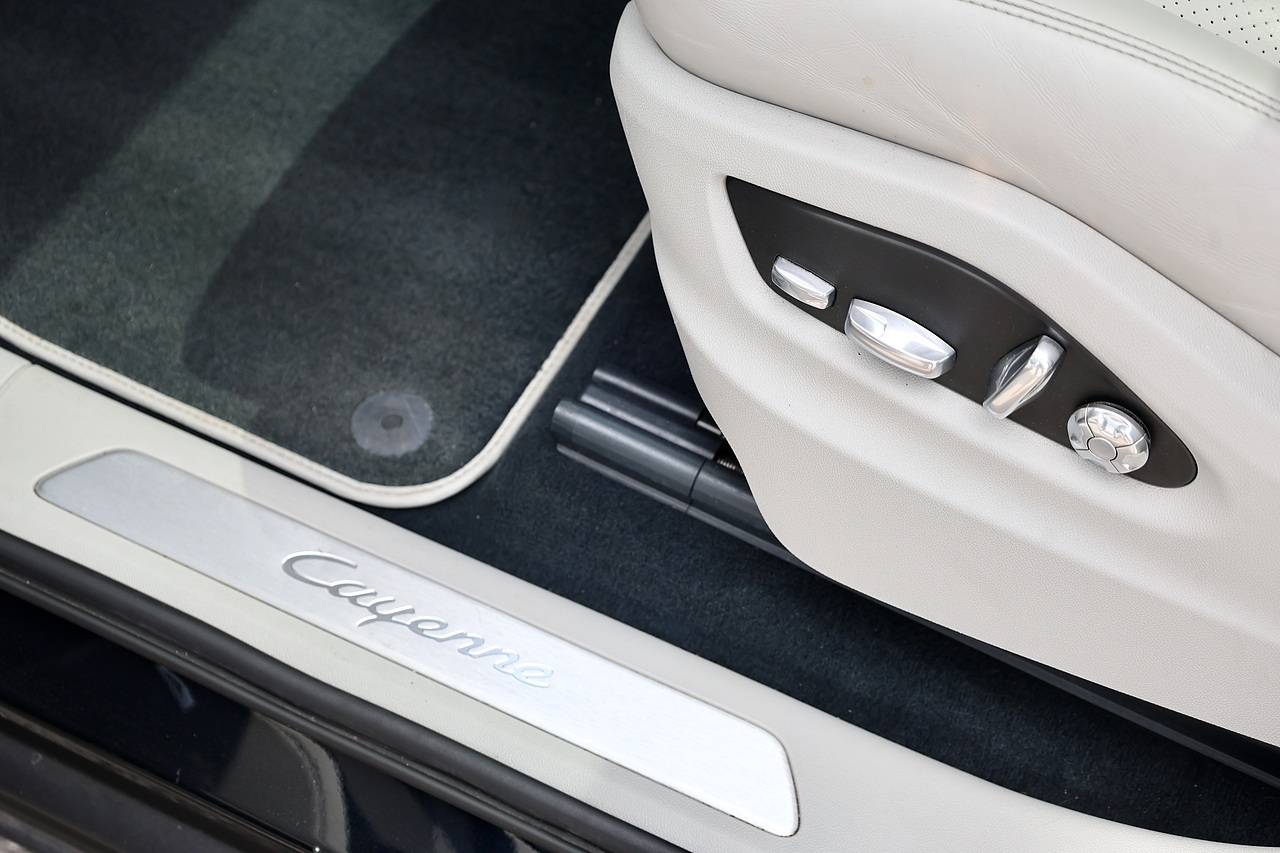Porsche Cayenne Coupe E-Hybrid 2 Former Keepers + Full Porsche Main Dealer History + £91,000 List Price - Large 38