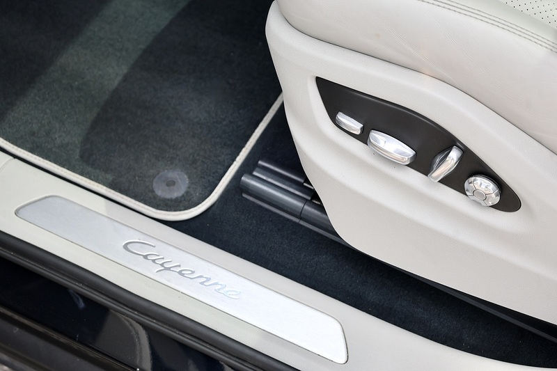 Porsche Cayenne Coupe E-Hybrid 2 Former Keepers + Full Porsche Main Dealer History + £91,000 List Price Image 38