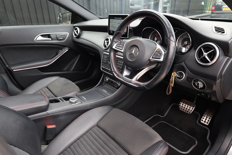 Mercedes-Benz GLA 220d AMG Line Premium Plus Night Pack + Pano Roof + Reverse Camera Image 5