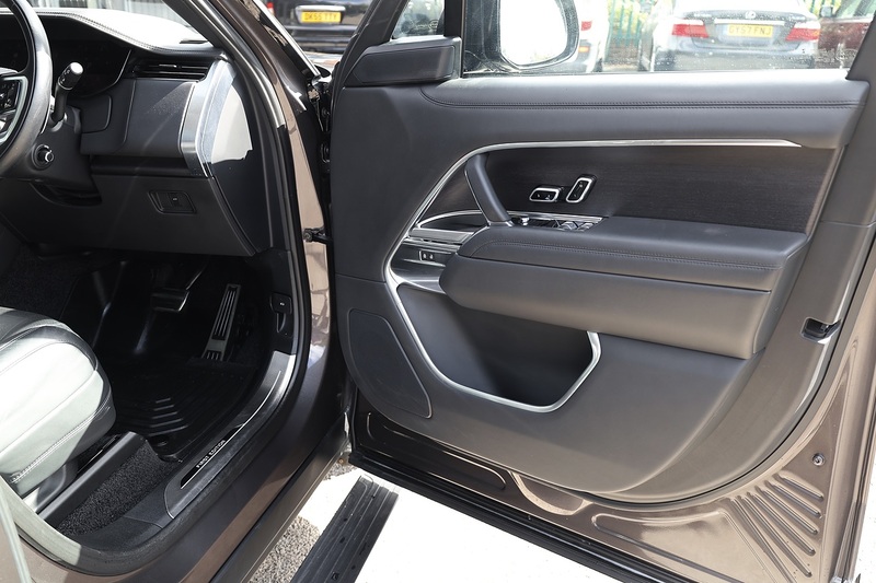 Land Rover Range Rover D350 First Edition Land Rover Warranty + Deployable Steps + Premium Paint Image 19