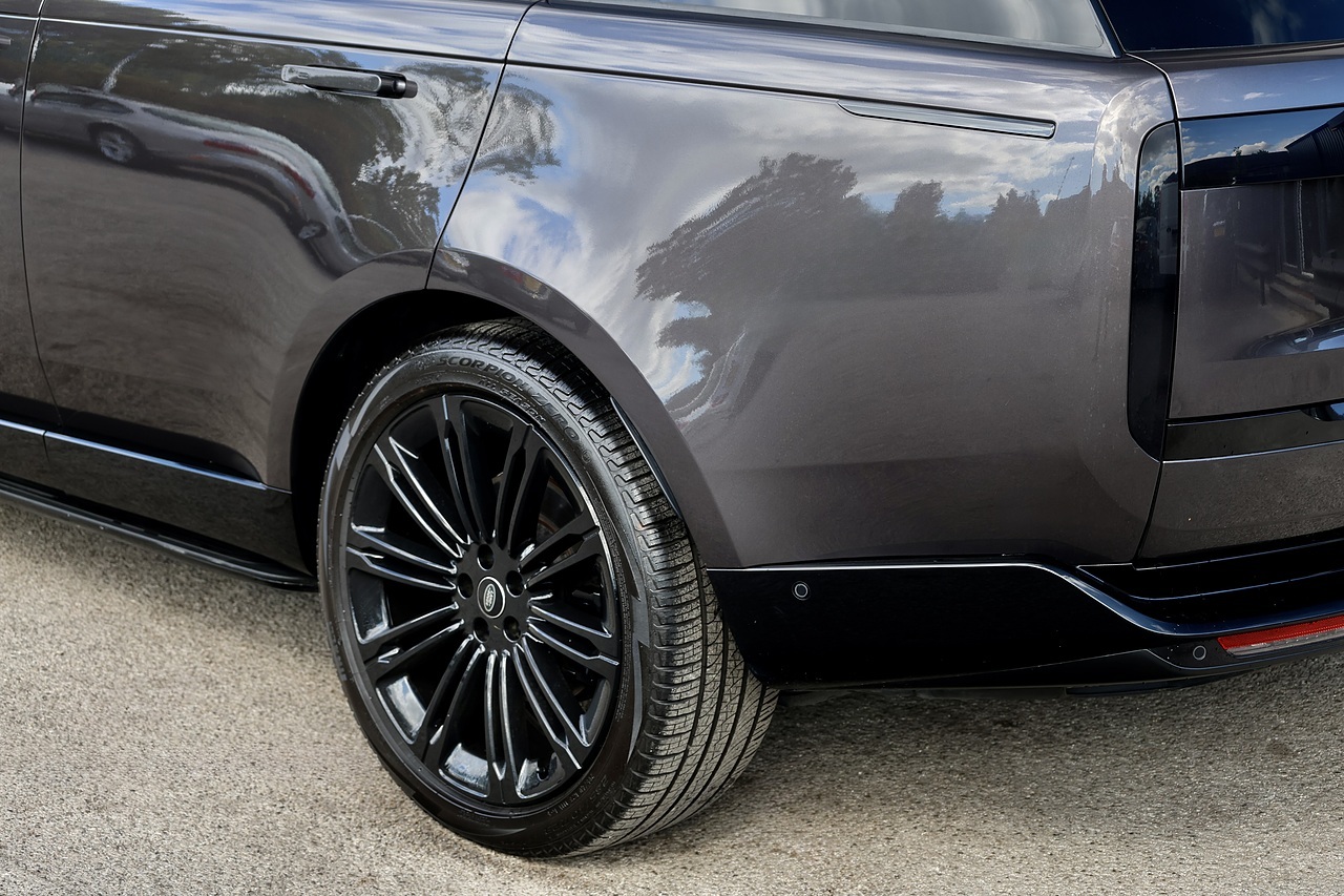 Land Rover Range Rover D350 First Edition Land Rover Warranty + Deployable Steps + Premium Paint - Large 37