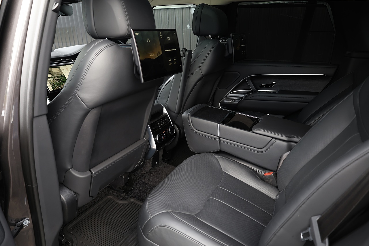 Land Rover Range Rover D350 First Edition Land Rover Warranty + Deployable Steps + Premium Paint - Large 42