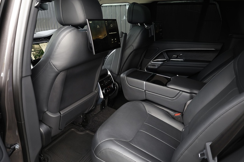 Land Rover Range Rover D350 First Edition Land Rover Warranty + Deployable Steps + Premium Paint Image 42