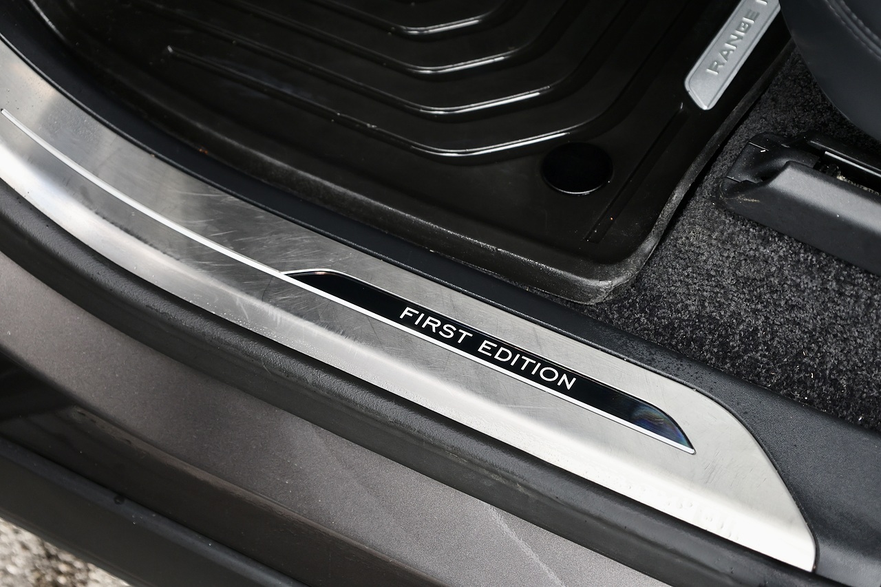 Land Rover Range Rover D350 First Edition Land Rover Warranty + Deployable Steps + Premium Paint - Large 44