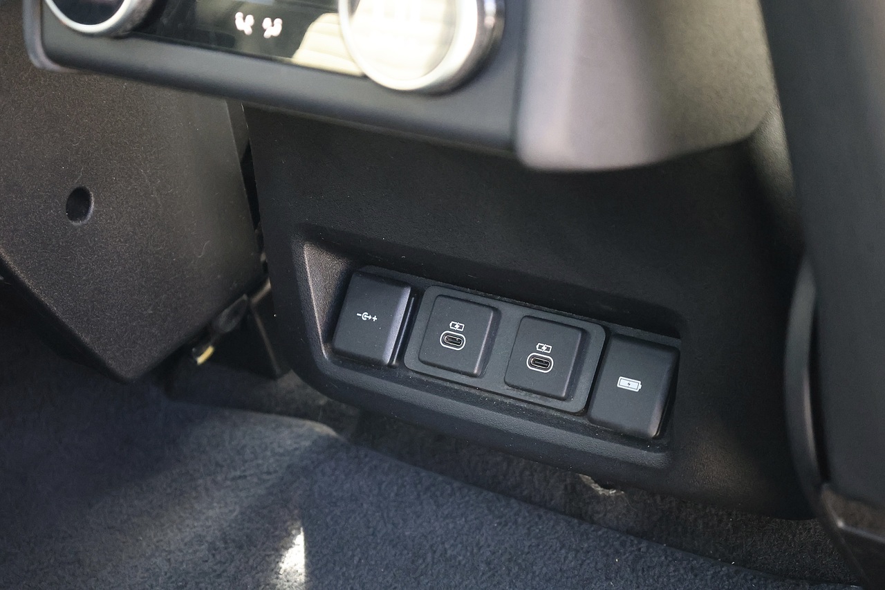 Land Rover Discovery 3.0 R-Dynamic SE 1 Former Keeper + Full Land Rover History + Land Rover Warranty - Large 26