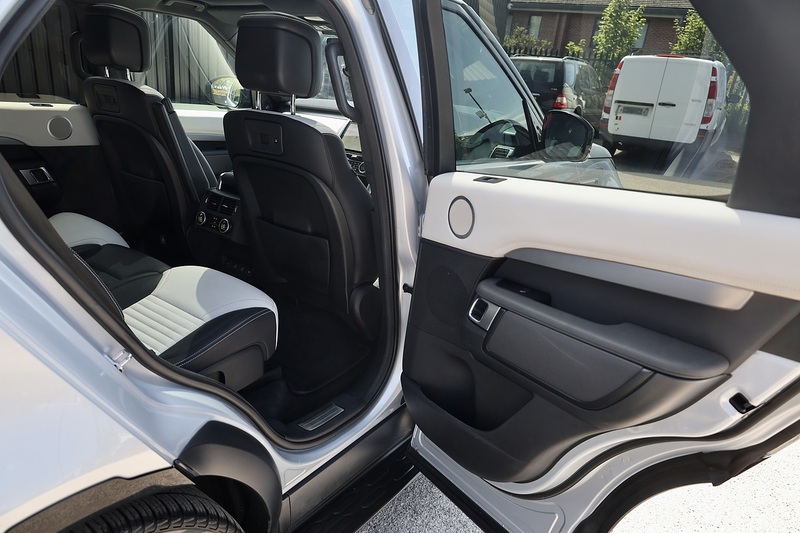 Land Rover Discovery 3.0 R-Dynamic SE 1 Former Keeper + Full Land Rover History + Land Rover Warranty Image 32