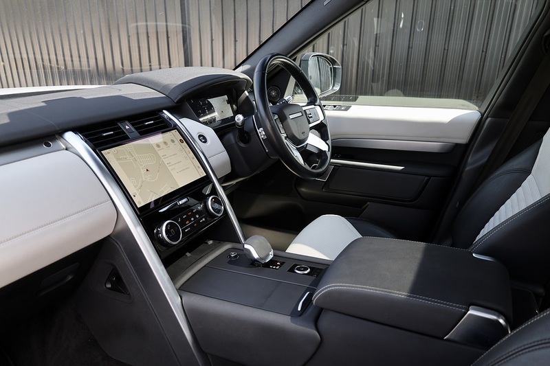 Land Rover Discovery 3.0 R-Dynamic SE 1 Former Keeper + Full Land Rover History + Land Rover Warranty Image 5