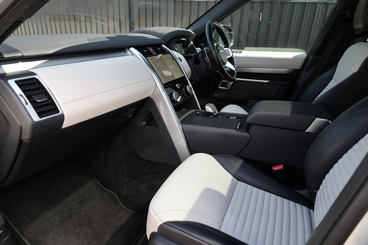 Land Rover Discovery 3.0 R-Dynamic SE 1 Former Keeper + Full Land Rover History + Land Rover Warranty - Large 2