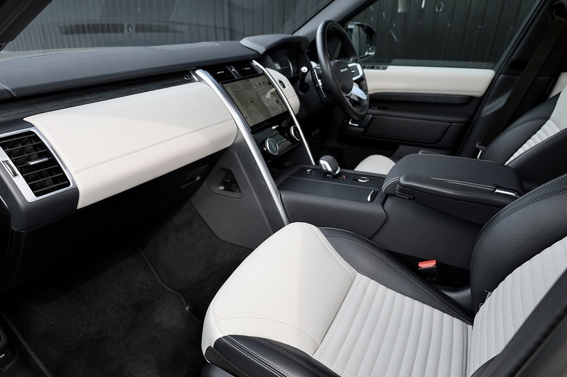Land Rover Discovery D300 R-Dynamic SE 1 Owner + VAT Qualifying + Sliding Pano Roof Image 2