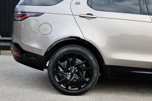 Land Rover Discovery D300 R-Dynamic SE 1 Owner + VAT Qualifying + Sliding Pano Roof - Thumb 24