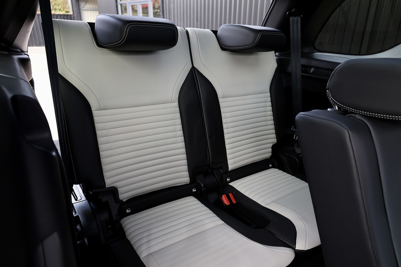 Land Rover Discovery D300 R-Dynamic SE 1 Owner + VAT Qualifying + Sliding Pano Roof Image 33