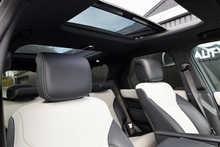 Land Rover Discovery D300 R-Dynamic SE 1 Owner + VAT Qualifying + Sliding Pano Roof - Thumb 6