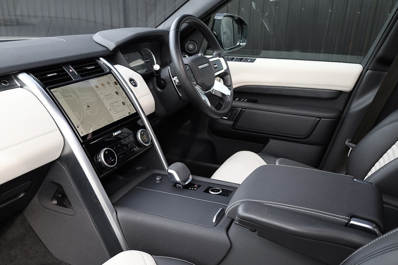 Land Rover Discovery D300 R-Dynamic SE 1 Owner + VAT Qualifying + Sliding Pano Roof Image 10