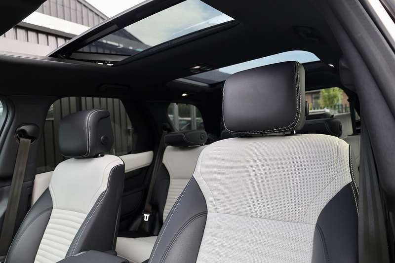 Land Rover Discovery D300 R-Dynamic SE 1 Owner + VAT Qualifying + Sliding Pano Roof Image 11