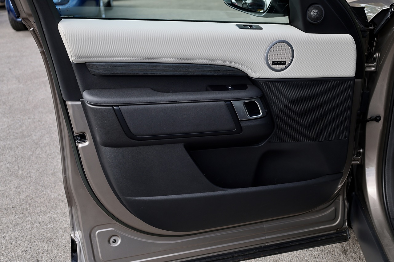 Land Rover Discovery D300 R-Dynamic SE 1 Owner + VAT Qualifying + Sliding Pano Roof - Large 37