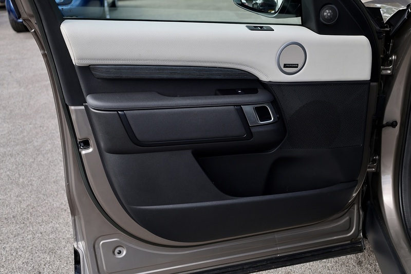 Land Rover Discovery D300 R-Dynamic SE 1 Owner + VAT Qualifying + Sliding Pano Roof Image 37