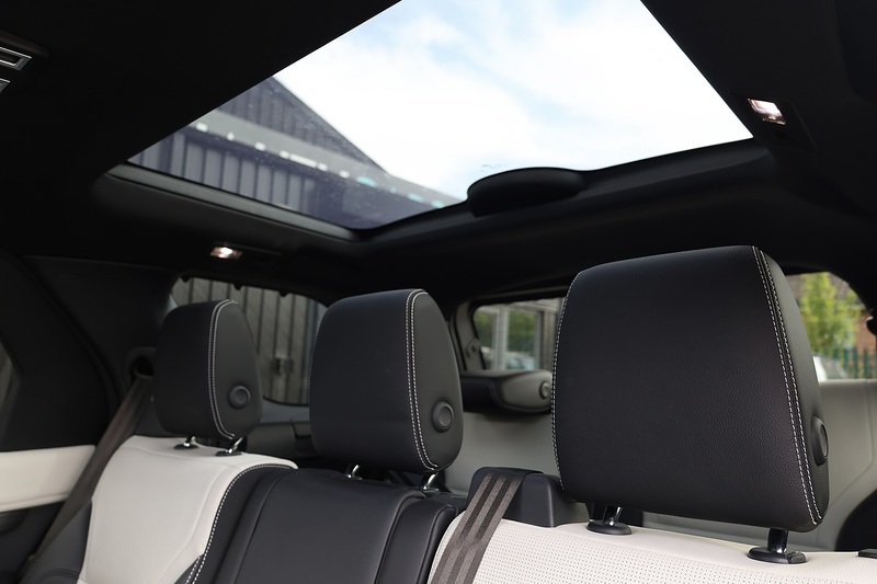 Land Rover Discovery D300 R-Dynamic SE 1 Owner + VAT Qualifying + Sliding Pano Roof Image 13