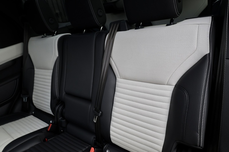 Land Rover Discovery D300 R-Dynamic SE 1 Owner + VAT Qualifying + Sliding Pano Roof Image 38