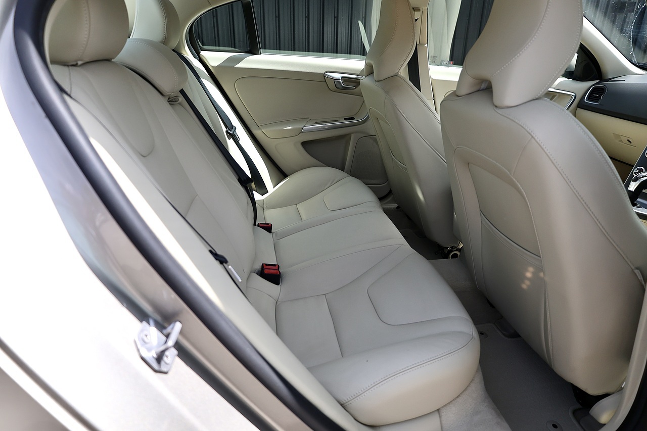 Volvo S60 D4 SE Lux Automatic Family Ownership + Full Service History + ULEZ - Large 11
