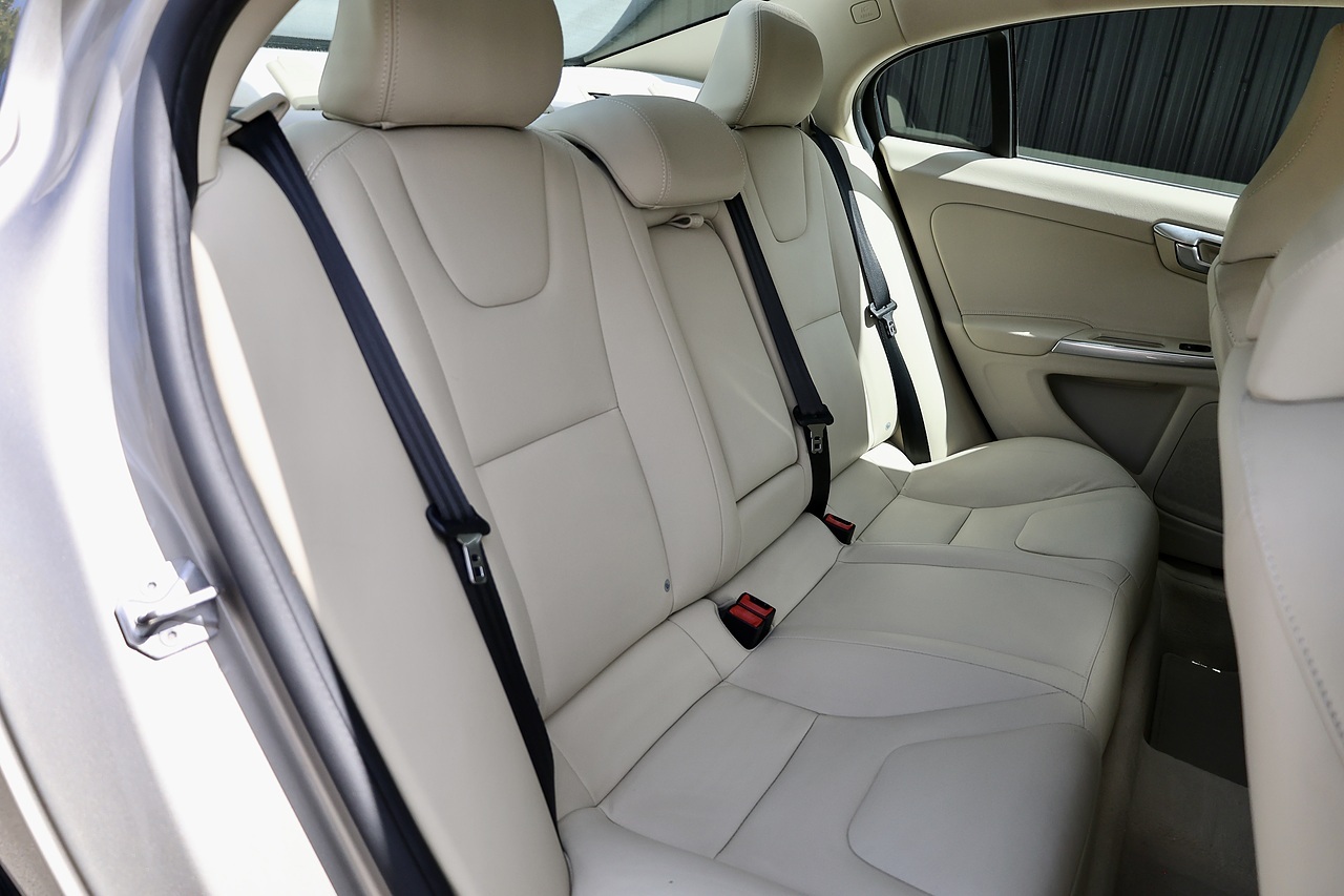 Volvo S60 D4 SE Lux Automatic Family Ownership + Full Service History + ULEZ - Large 25