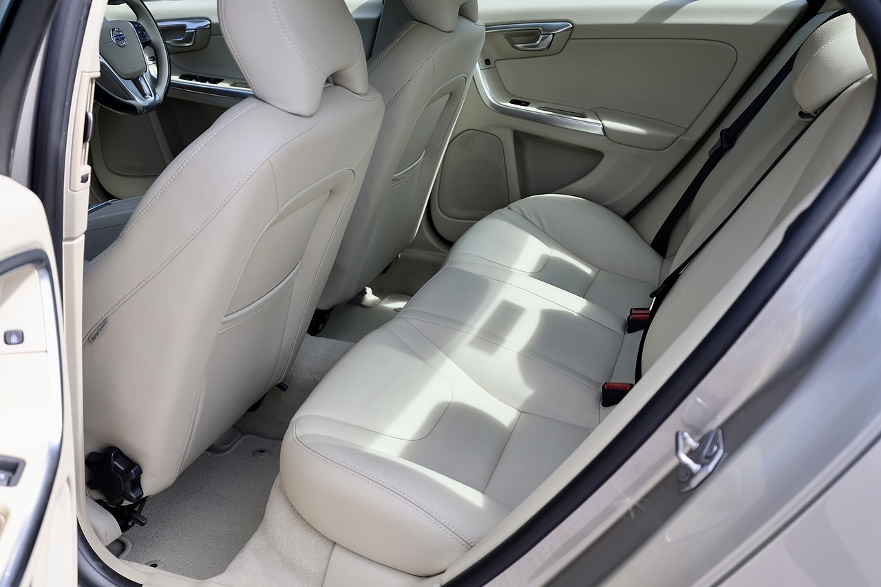 Volvo S60 D4 SE Lux Automatic Family Ownership + Full Service History + ULEZ - Large 26