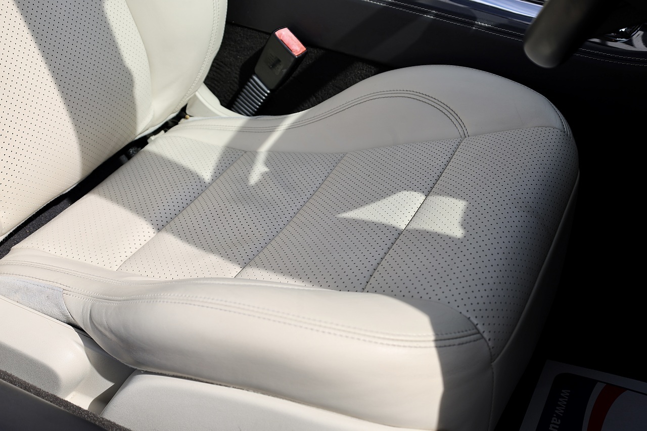 Jaguar XKR Convertible 1 Former Keeper + Kyanite Blue + Ivory + Blue Hood - Large 26