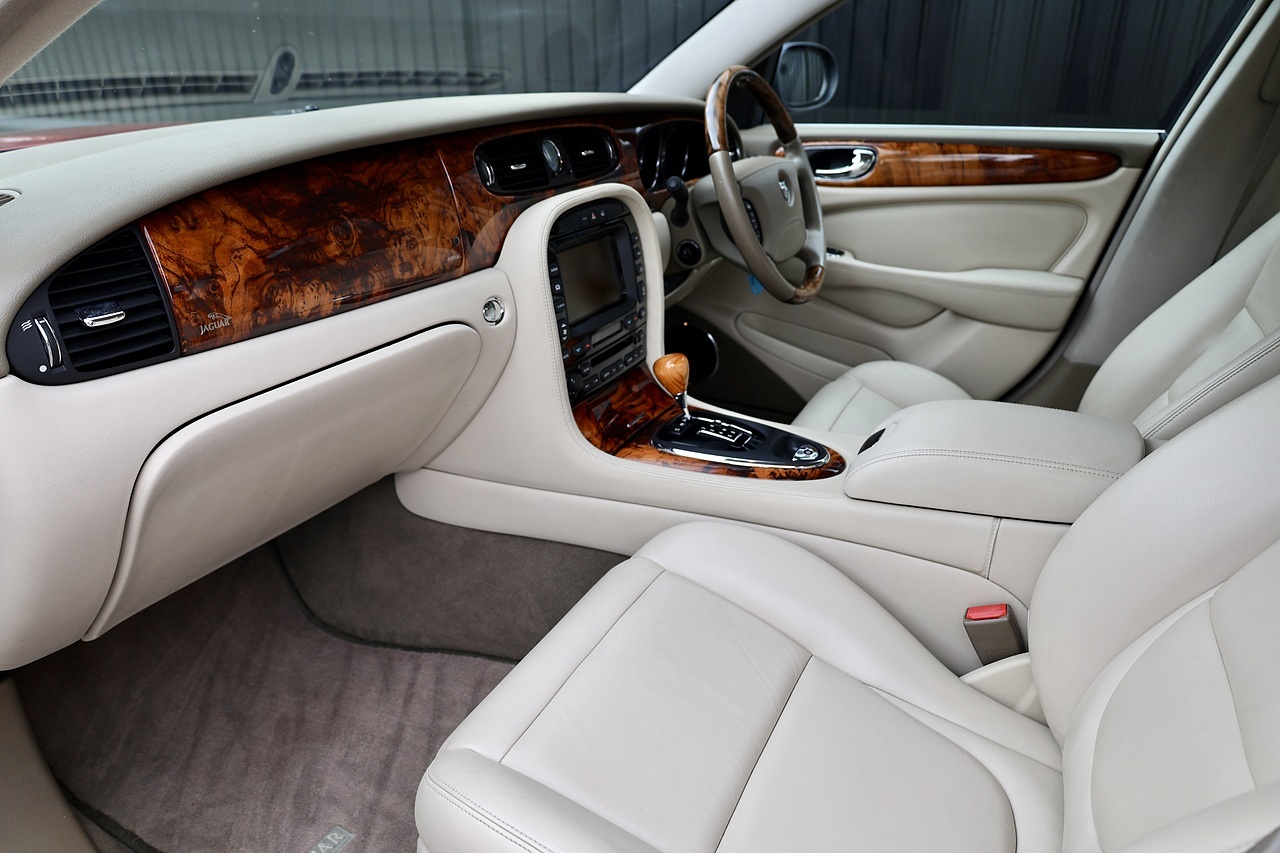 Jaguar XJ8 SE UK Supplied + Exceptional Condition - Large 2