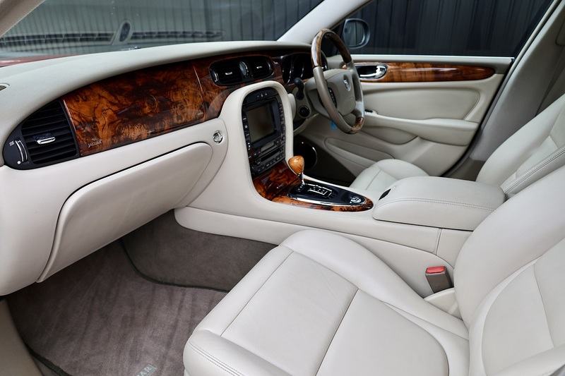 Jaguar XJ8 SE UK Supplied + Exceptional Condition Image 2