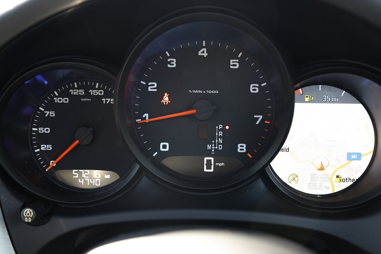 Porsche Macan Full Porsche Main Dealer + 18 Way Seats + Pano Roof + £15k Options - Large 3