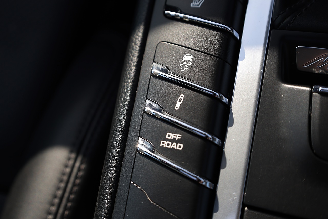 Porsche Macan Full Porsche Main Dealer + 18 Way Seats + Pano Roof + £15k Options - Large 7