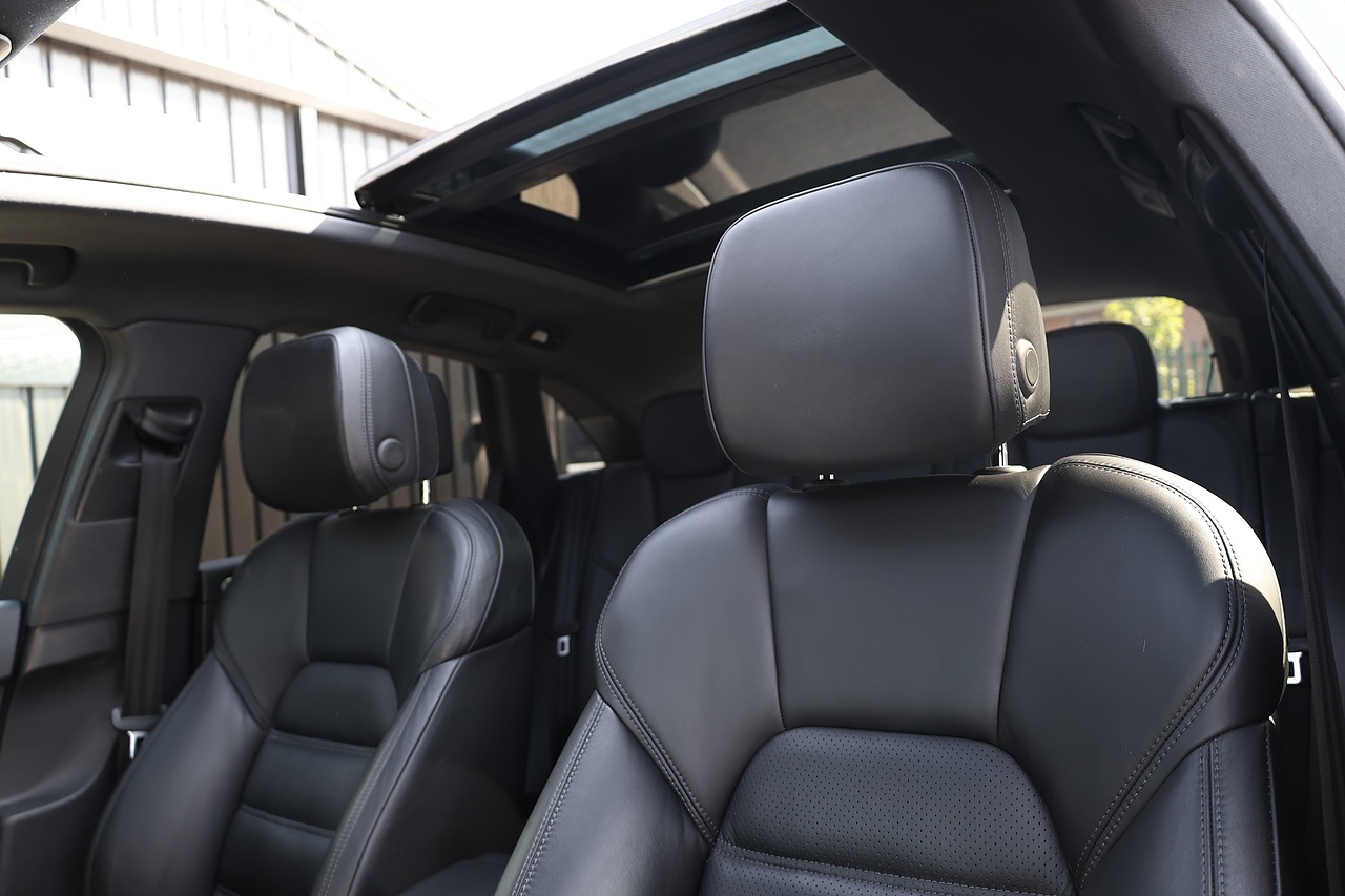 Porsche Macan Full Porsche Main Dealer + 18 Way Seats + Pano Roof + £15k Options - Large 29