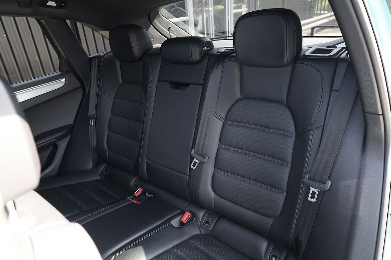 Porsche Macan Full Porsche Main Dealer + 18 Way Seats + Pano Roof + £15k Options - Large 30