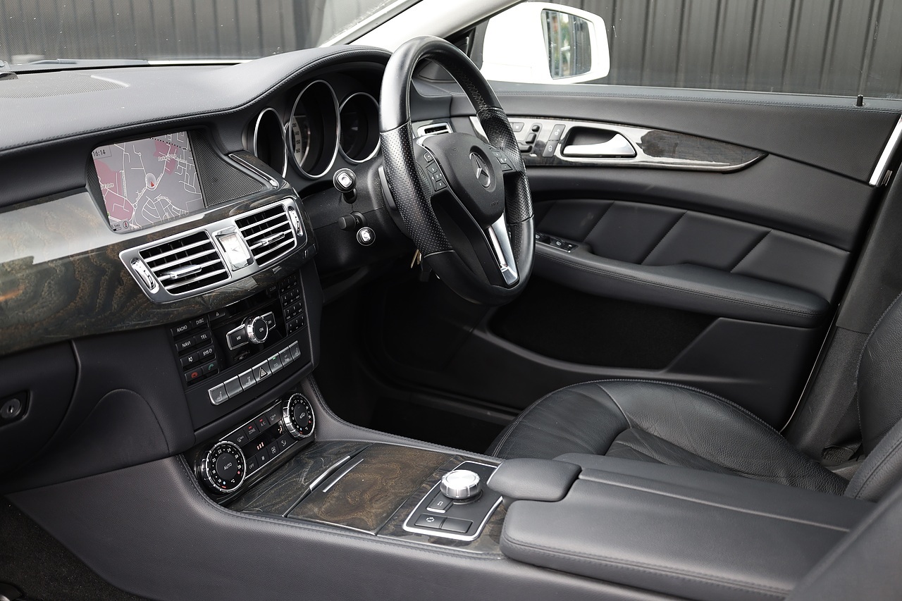 Mercedes-Benz CLS 350 CDI Shooting Brake 1 Former Keeper + Full Service History + Outstanding Condition - Large 9